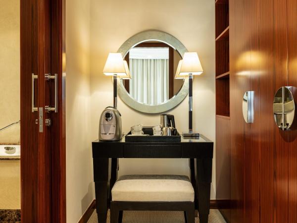Grosvenor House, a Luxury Collection Hotel, Dubai : photo 1 de la chambre suite premier avec 1 lit king-size, accès gratuit à la plage et à la piscine du complexe hôtelier, accès au salon exécutif, goûter et happy hour, transfert aéroport depuis l'aéroport de dubaï
