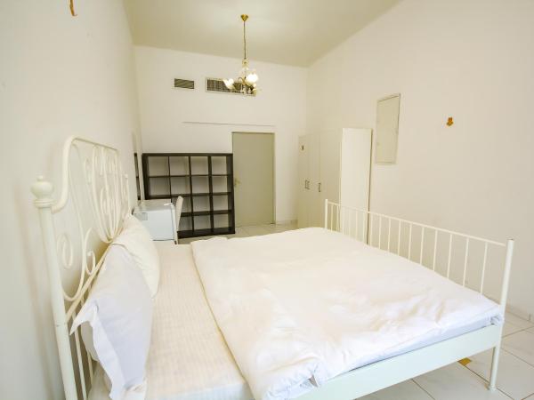 Comfortable Private Rooms in Compound Housing : photo 7 de la chambre chambre double avec salle de bains commune