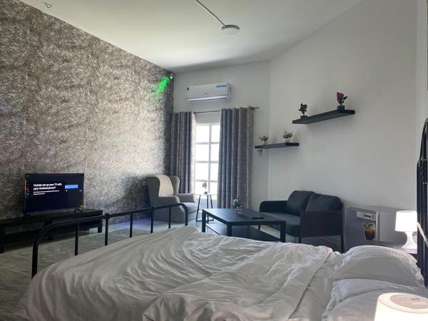 Comfortable Private Rooms in Compound Housing : photo 6 de la chambre chambre double avec salle de bains commune