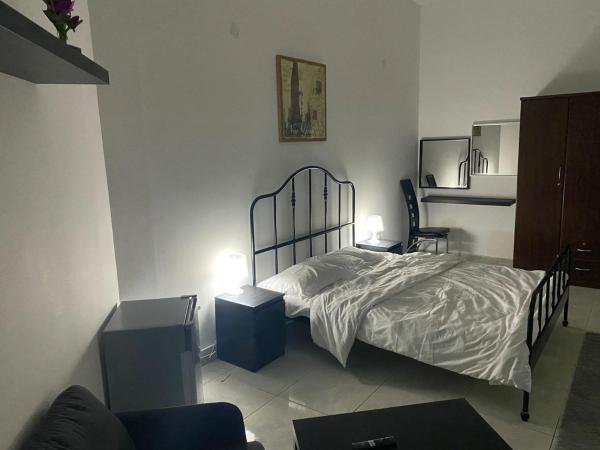 Comfortable Private Rooms in Compound Housing : photo 2 de la chambre chambre double avec salle de bains commune