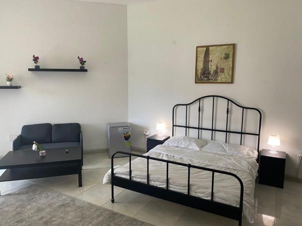 Comfortable Private Rooms in Compound Housing : photo 1 de la chambre chambre double avec salle de bains commune