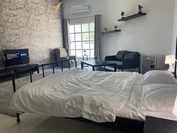 Comfortable Private Rooms in Compound Housing : photo 3 de la chambre chambre double avec salle de bains commune