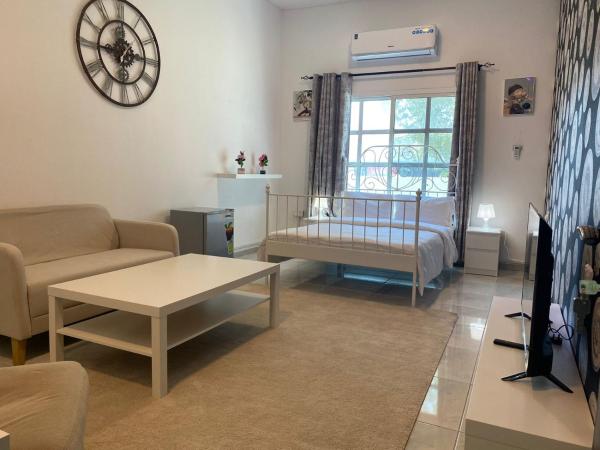 Comfortable Private Rooms in Compound Housing : photo 5 de la chambre chambre double avec salle de bains commune