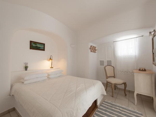 Strogili : photo 2 de la chambre villa troglodyte familiale 2 chambres - vue sur caldeira (5 adultes)