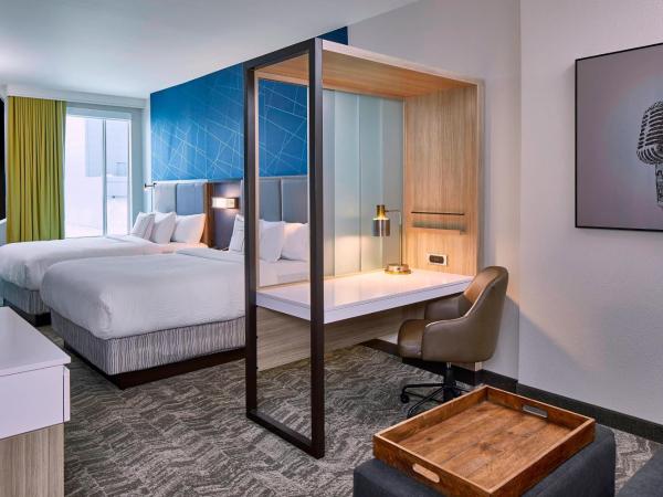 SpringHill Suites by Marriott Nashville Downtown/Convention Center : photo 3 de la chambre suite avec 2 lits queen-size et canapé-lit