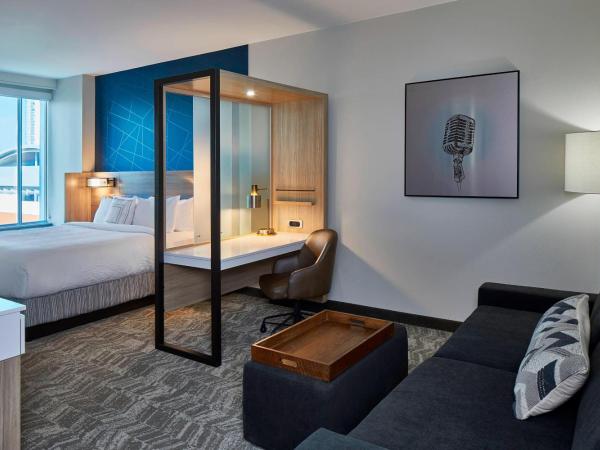 SpringHill Suites by Marriott Nashville Downtown/Convention Center : photo 1 de la chambre king suite with trundle bed and adapted tub - mobility accessible