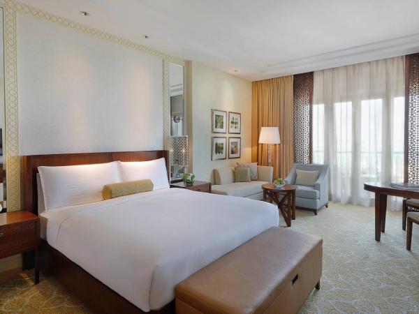 The Ritz-Carlton, Dubai : photo 1 de la chambre chambre familiale, 2 chambres deluxe communicantes avec balcon - vue sur jardin