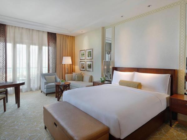 The Ritz-Carlton, Dubai : photo 1 de la chambre chambre club deluxe avec balcon - accès au salon club avec 5 présentations culinaires incluses - petit-déjeuner et boissons gratuites - vue sur jardin