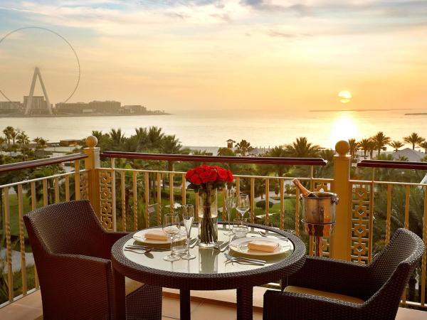 The Ritz-Carlton, Dubai : photo 3 de la chambre chambre club océan deluxe avec balcon - accès au salon club avec 5 présentations culinaires incluses - petit-déjeuner et boissons gratuites - vue sur océan