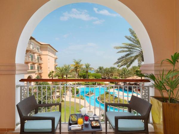 The Ritz-Carlton, Dubai : photo 6 de la chambre chambre deluxe avec balcon - vue sur jardin