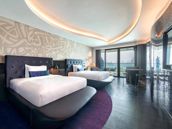 W Dubai - The Palm : photo 2 de la chambre spectacular room, guest room, 2 double, skyline view - access to aether bar, includes free flow of selected drinks from 4 pm-7 pm