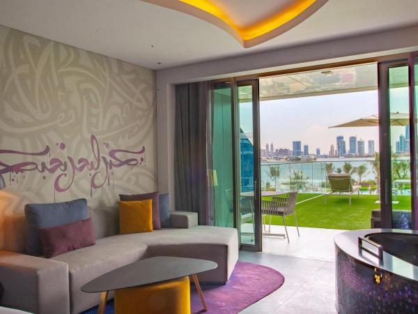 W Dubai - The Palm : photo 2 de la chambre spectacular terrace room, guest room, king, sofa bed - access to aether bar, includes free flow of selected drinks from 4 pm-7 pm