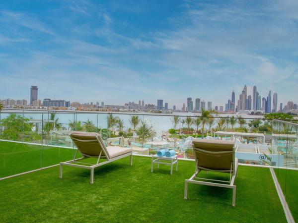 W Dubai - The Palm : photo 4 de la chambre spectacular terrace room, guest room, king, sofa bed - access to aether bar, includes free flow of selected drinks from 4 pm-7 pm