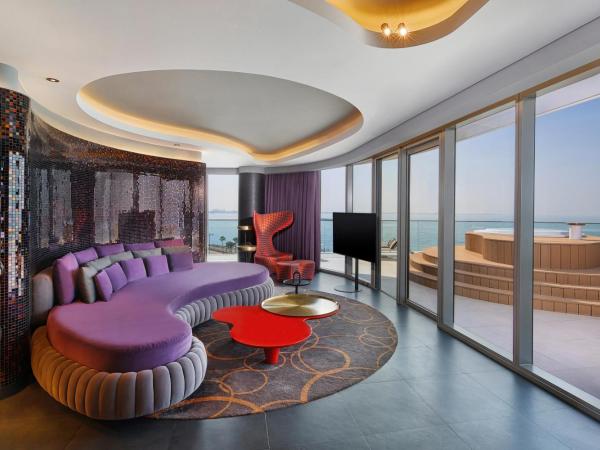 W Dubai - The Palm : photo 2 de la chambre marvelous jacuzzi suite, 1 bedroom suite, 1 king, whirlpool - access to aether bar, includes free flow of selected drinks from 4 pm-7 pm