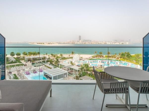 W Dubai - The Palm : photo 6 de la chambre spectacular room, guest room, 1 king, sofa bed, skyline view - access to aether bar, includes free flow of selected drinks from 4 pm-7 pm