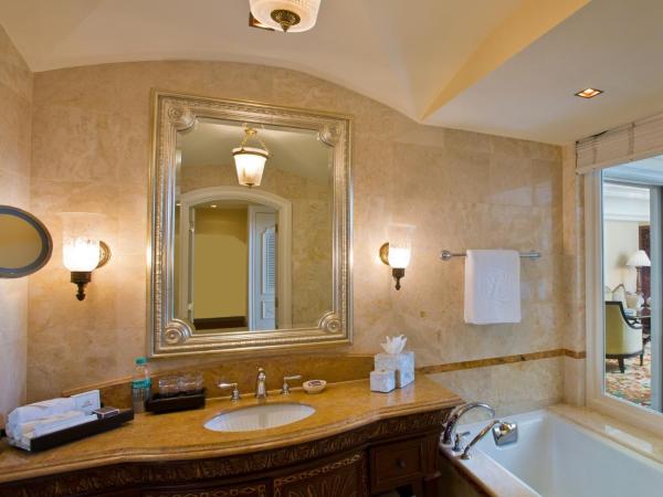 The Leela Palace Bengaluru : photo 6 de la chambre suite exécutive avec balcon - vue sur piscine/jardin - navette aéroport en bmw et heures spéciales cocktails