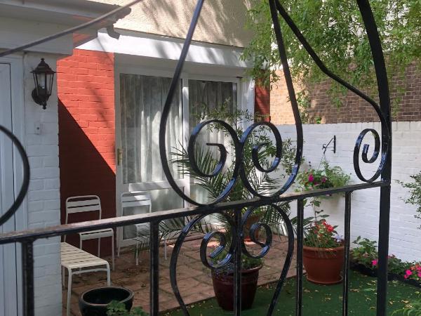 House o' Books : photo 3 de la chambre chambre simple avec salle de bains commune