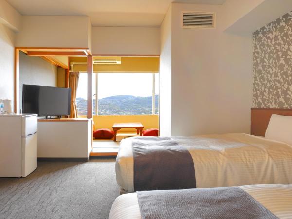 Ooedo Onsen Monogatari Nagasaki Hotel Seifu : photo 2 de la chambre deluxe twin room with tatami area with view - non-smoking
