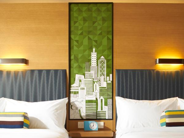 Aloft Dongguan Songshan Lake : photo 1 de la chambre 2 double beds, city view, guest room