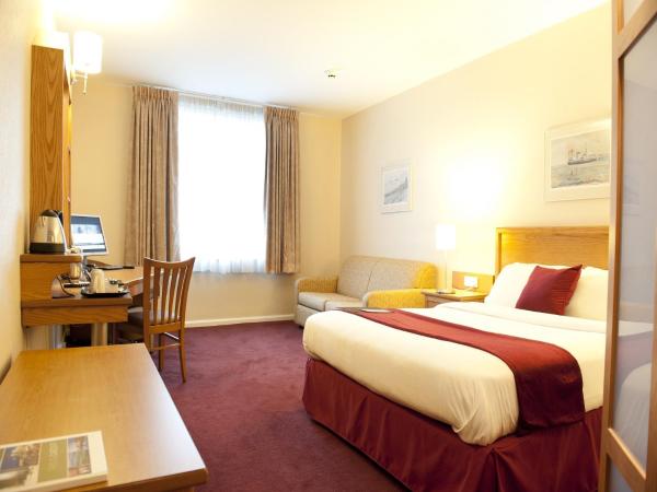 Future Inn Cardiff Bay : photo 6 de la chambre chambre double avec canapé