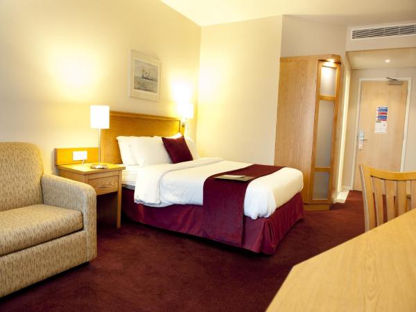 Future Inn Cardiff Bay : photo 5 de la chambre chambre double avec canapé