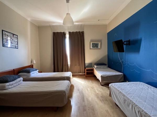 Carlstad Sport Hostel : photo 3 de la chambre chambre quadruple avec salle de bains commune