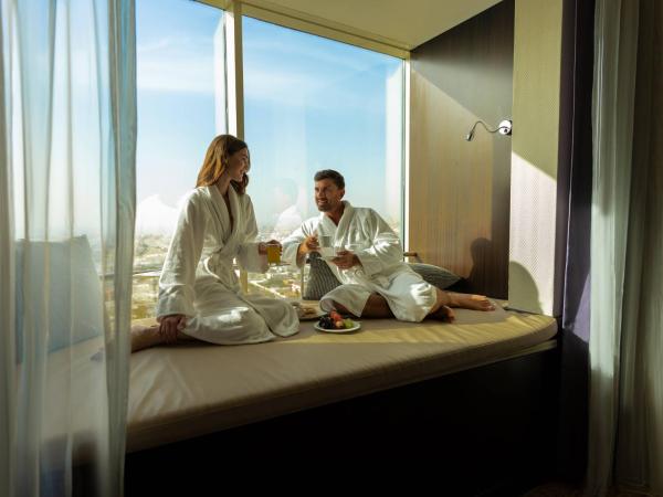 Towers Rotana - Dubai : photo 4 de la chambre chambre lit king-size - accès au salon