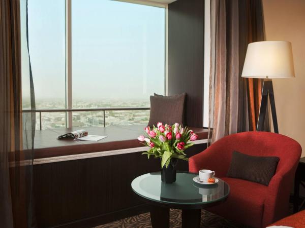 Towers Rotana - Dubai : photo 4 de la chambre chambre lits jumeaux avec vue et siège côté fenêtre