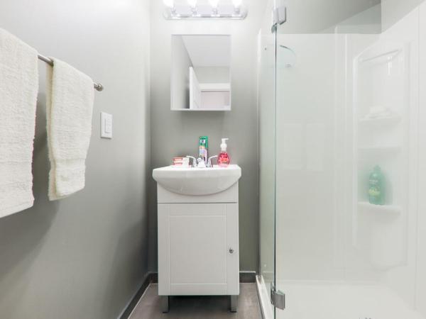 HoMa Homestay Hotel by Olympic Stadium Montreal Auberge-Hostel : photo 9 de la chambre chambre double avec salle de bains privative