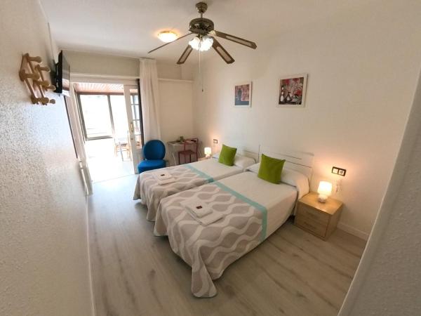 Pensión Pamplonabeds : photo 9 de la chambre chambre lits jumeaux avec salle de bains commune