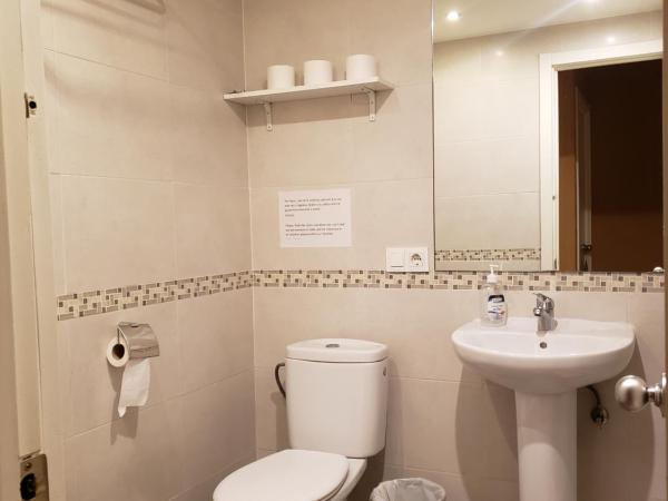 Pensión Pamplonabeds : photo 2 de la chambre chambre lits jumeaux avec salle de bains commune