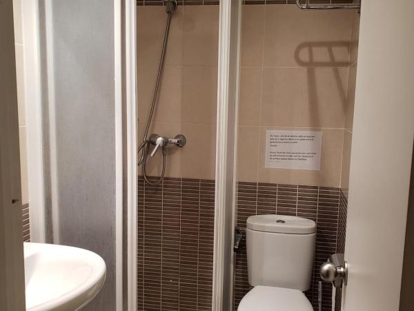 Pensión Pamplonabeds : photo 3 de la chambre chambre lits jumeaux avec salle de bains commune