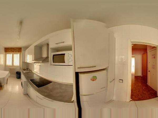 Pensión Pamplonabeds : photo 1 de la chambre chambre lits jumeaux avec salle de bains commune