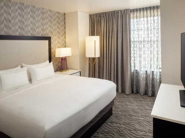 DoubleTree Suites by Hilton Hotel Detroit Downtown - Fort Shelby : photo 3 de la chambre suite 1 chambre lit king-size avec canapé-lit