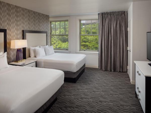 DoubleTree Suites by Hilton Hotel Detroit Downtown - Fort Shelby : photo 3 de la chambre suite d'angle avec 2 lits queen-size