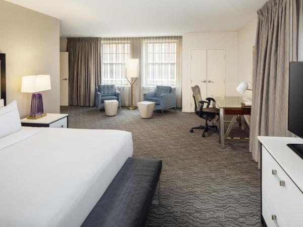 DoubleTree Suites by Hilton Hotel Detroit Downtown - Fort Shelby : photo 2 de la chambre suite lit king-size – non-fumeurs