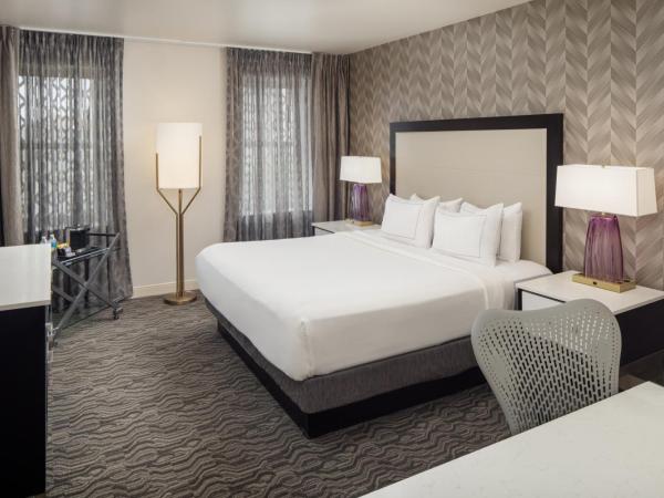 DoubleTree Suites by Hilton Hotel Detroit Downtown - Fort Shelby : photo 3 de la chambre chambre lit king-size - non-fumeurs