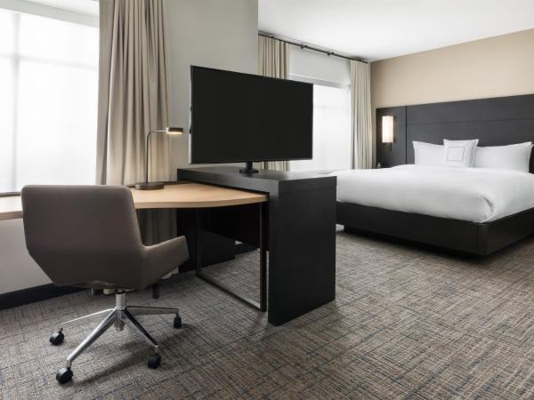 Residence Inn Long Island Garden City : photo 4 de la chambre studio avec lit king-size et canapé-lit