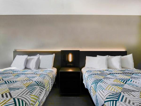 Motel 6 Atlanta, Ga - Midtown : photo 6 de la chambre chambre avec 2 lits doubles et mini-réfrigérateur - fumeurs