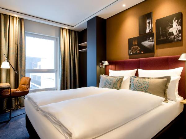 Motel One Stuttgart-Mitte : photo 9 de la chambre chambre lit queen-size.