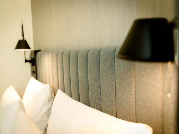 Motel One München-East Side : photo 6 de la chambre chambre affaires avec lit queen-size