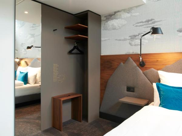 Motel One Zürich : photo 8 de la chambre chambre lit queen-size 