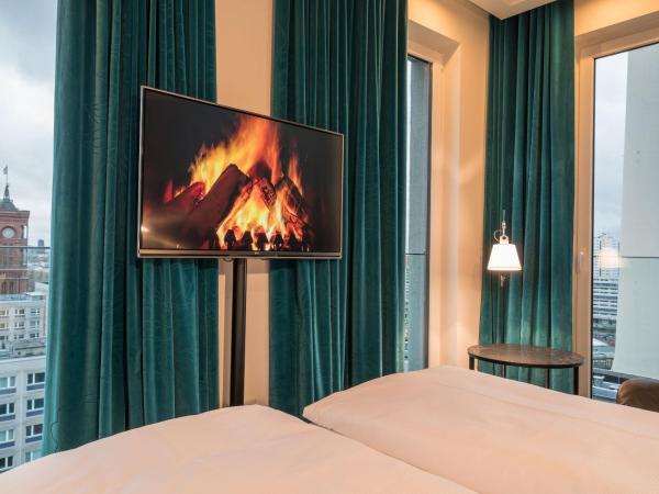 Motel One Berlin-Alexanderplatz : photo 7 de la chambre chambre lit king-size