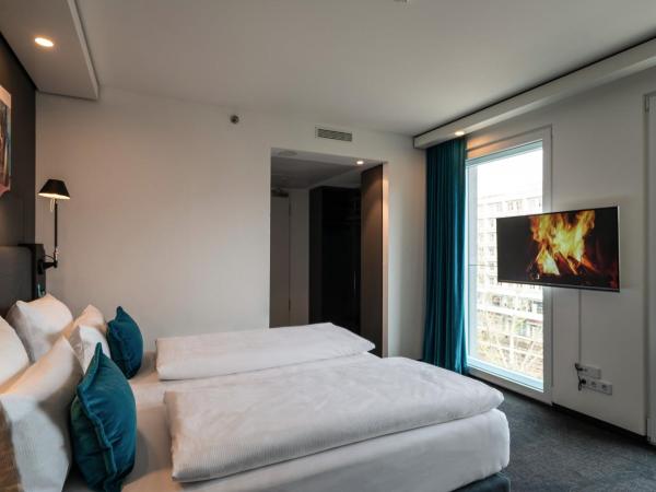 Motel One Berlin-Alexanderplatz : photo 8 de la chambre chambre lit king-size