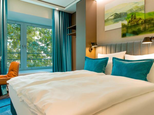 Motel One Stuttgart-Hauptbahnhof : photo 1 de la chambre chambre lit queen-size