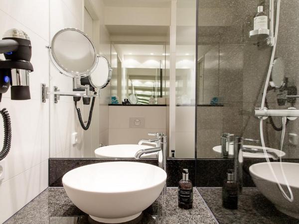 Motel One Stuttgart-Hauptbahnhof : photo 5 de la chambre chambre lit queen-size