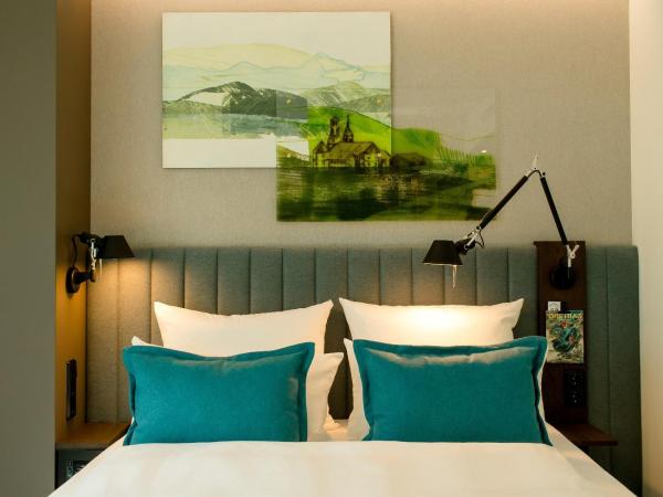 Motel One Stuttgart-Hauptbahnhof : photo 4 de la chambre chambre lit queen-size