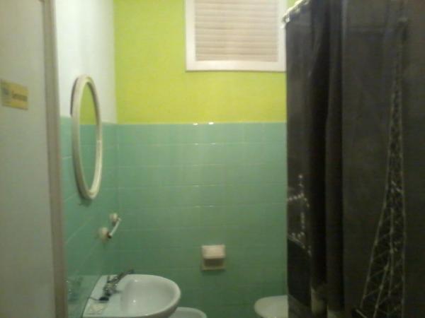 Pensión Gema : photo 1 de la chambre chambre double avec lit d'appoint et accès salle de bains commune