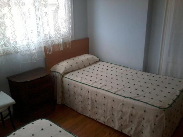 Pensión Gema : photo 4 de la chambre chambre double avec lit d'appoint et accès salle de bains commune