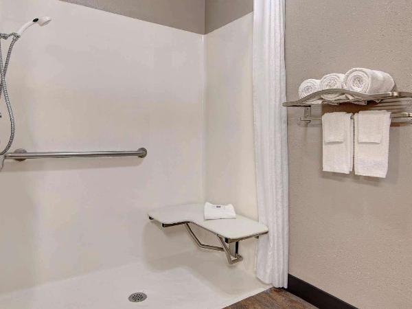 Motel 6 Atlanta, Ga - Midtown : photo 5 de la chambre chambre lit king-size avec douche à l'italienne - accessible aux personnes à mobilité réduite - non-fumeurs